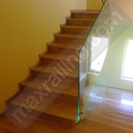 Стъклен парапет